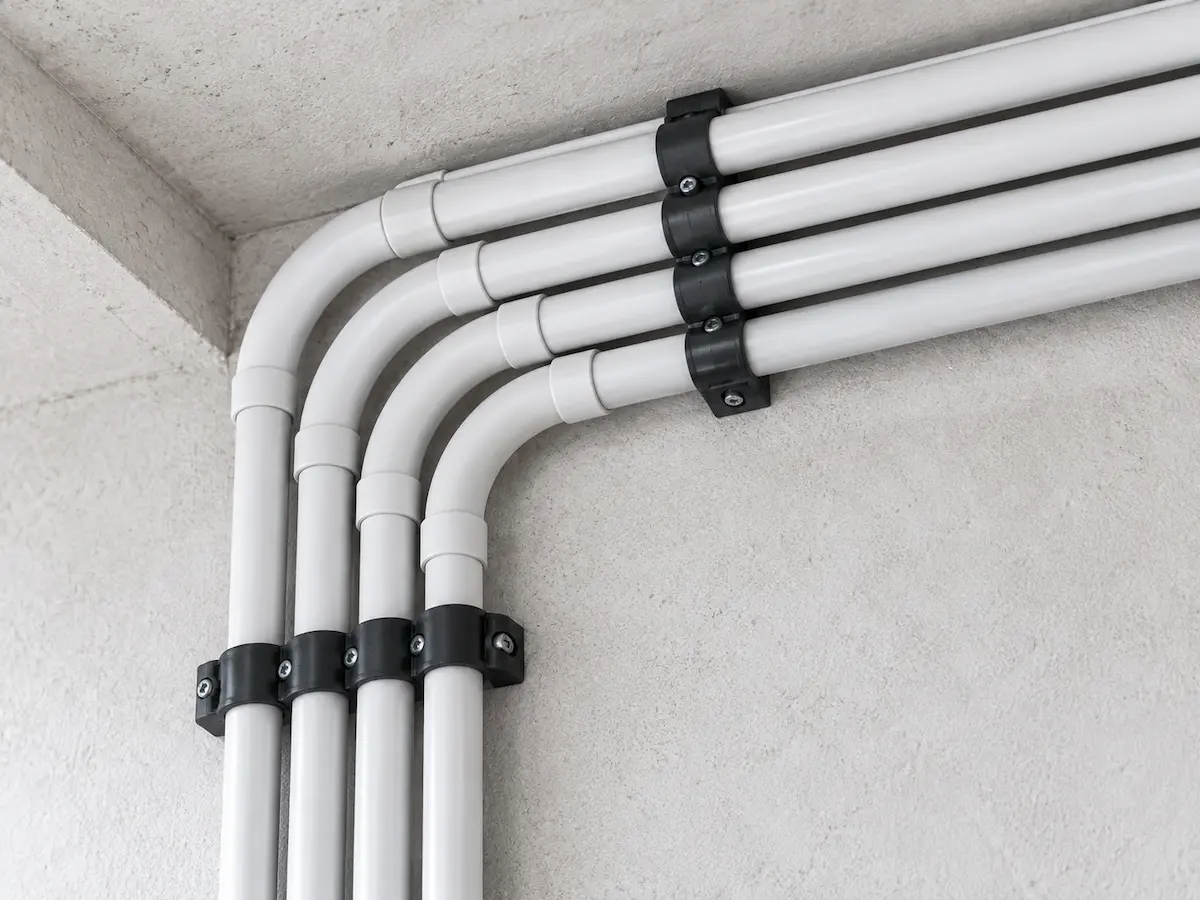 Canalizaciones eléctricas blancas instaladas de forma ordenada